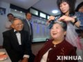 88岁劳模喜拍金婚照迎五一[组图]