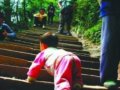 又哄又诓 两岁“超女”6小时爬上青城山