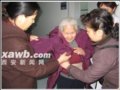 追踪：老妪重见光明回家过年