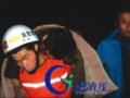溶洞探险小孩坠深渊 消防救出小孩抢救不幸身亡