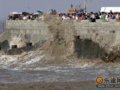 10余万人观看钱塘江潮水(组图)