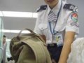 首都机场赴美安检升级 须脱鞋接受检查