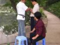 北大限客首日游客减少 未名湖垃圾少一半