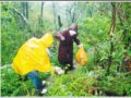西安80多驴友到户县太平峪冒雨进山 捡游客丢弃垃圾