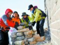 五十名驴友收集散落长城砖登山 呼吁修护长城