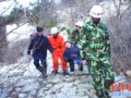 男子登山摔伤脚部 被困悬崖4小时获救