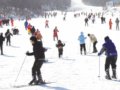 莲花山滑雪场游人如织