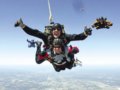 美国两人24小时跳伞103次 创造吉尼斯纪录