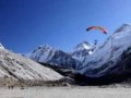 英国纪录片制作人跳伞越过珠穆朗玛峰