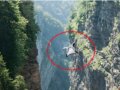 美特技人千米峡谷跳伞 纵身一跃犹如蝙蝠侠(图)