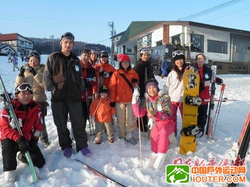 华媒组织 30多位在日华人开展滑雪体验之旅(图)