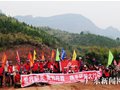 志愿者登广东丹霞山清理垃圾