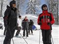 俄罗斯总统自驾雪地摩托去兜风 大秀滑雪技术
