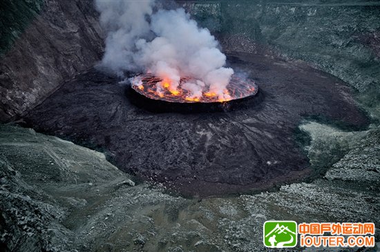 探访世界最大熔岩湖：翻腾湖面似魔鬼高炉
