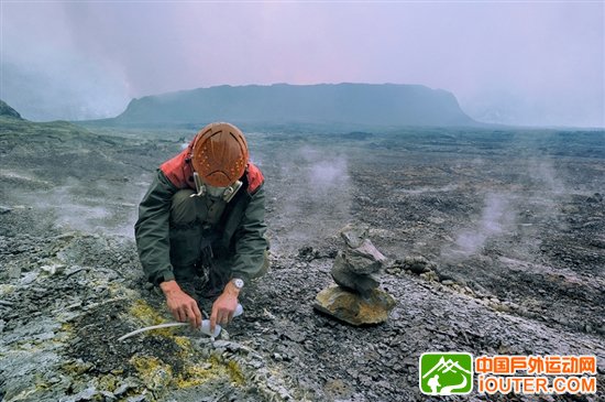 探访世界最大熔岩湖：翻腾湖面似魔鬼高炉