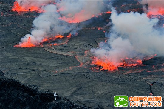 探访世界最大熔岩湖：翻腾湖面似魔鬼高炉