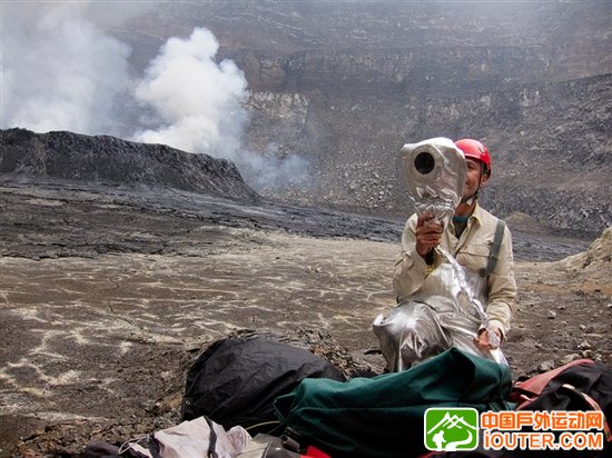 探访世界最大熔岩湖：翻腾湖面似魔鬼高炉