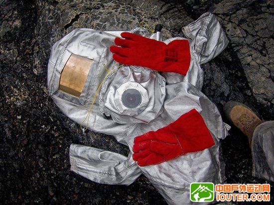 探访世界最大熔岩湖：翻腾湖面似魔鬼高炉