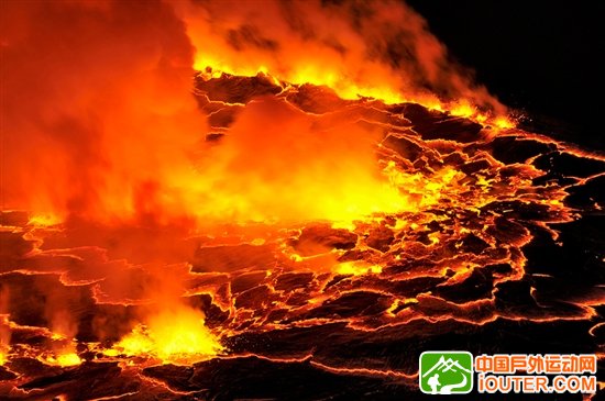 探访世界最大熔岩湖：翻腾湖面似魔鬼高炉