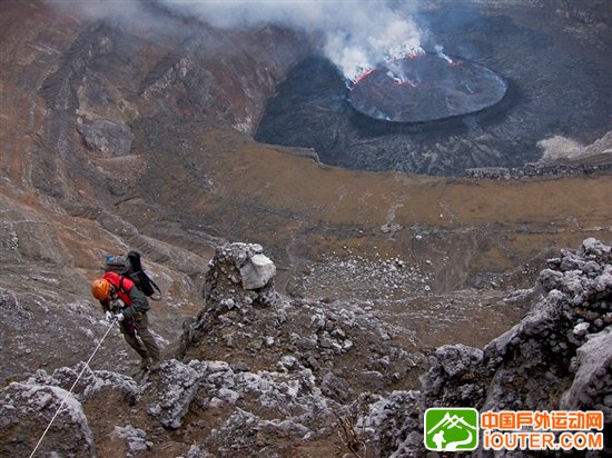 探访世界最大熔岩湖：翻腾湖面似魔鬼高炉