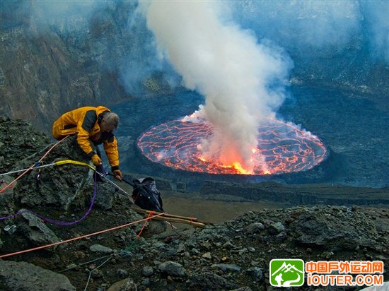 探访世界最大熔岩湖：翻腾湖面似魔鬼高炉