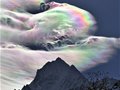 尼泊尔珠峰出现七彩云 炫美似彩虹（图）