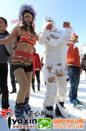 新疆天山天池滑雪场举办“光猪”大赛多数参赛者赤裸上阵(组图)