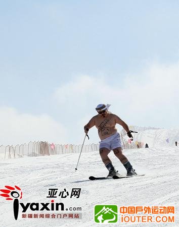 新疆天山天池滑雪场举办“光猪”大赛多数参赛者赤裸上阵(组图)
