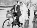 20名车友组成接亲队 河南街头上演自行车婚礼