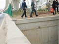 穿越深惠路绿化带不料坠深沟 多名行人中招