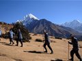尼泊尔公务员登山队成功登顶珠峰 肩负考察环境问题