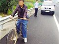 福银高速一男子骑自行车赏风景(图)