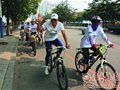 50多名市民骑车绕城26公里(图)
