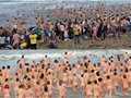 400名男女威尔士海中集体裸泳 创世界纪录(图)