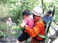 17名游客溪源景区陡峭山路遇险 救援人员帮脱险