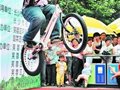 骑着单车“跳芭蕾” 邵阳小伙骑自行车绝技不一般