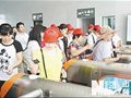 五百沧州市民尝鲜高铁旅游 游客赞“快速舒适”(图)