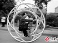 大圈圈自行车现身昆明 看着稀奇骑起来难(图文)