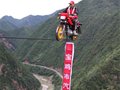 凤县：摩托车自行车单人走钢丝成功穿越灵官峡