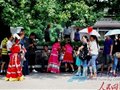广西少女强迫男游客合影 被指美丽“绑架”[图]