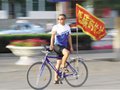 环保达人倒骑自行车来包头
