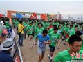 河北秦皇岛2000余人沙滩跑 外籍友人参与