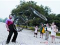 “用嘴叼起自行车”，花甲老汉晒“铁齿铜牙”绝活（图文)
