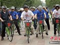 骆家辉汉口江滩“秀”车技 称赞自行车出行环保(图)