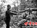 大学生孤身探路坠山腰 六旬翁攀岩救人(图)
