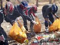 新疆昌吉25位骑友胡杨林去捡拾游客遗留垃圾