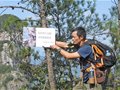 驴友自发上山挂起“动物保护牌”
