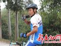 万里大骑行接近雷州 看抗癌斗士一边骑行一边录