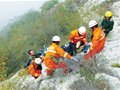 小伙子“被困”莲花山 消防官兵“生死救援”