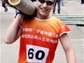 宁波西周蒙顶山铁人三项赛 选手扛着毛竹走山路